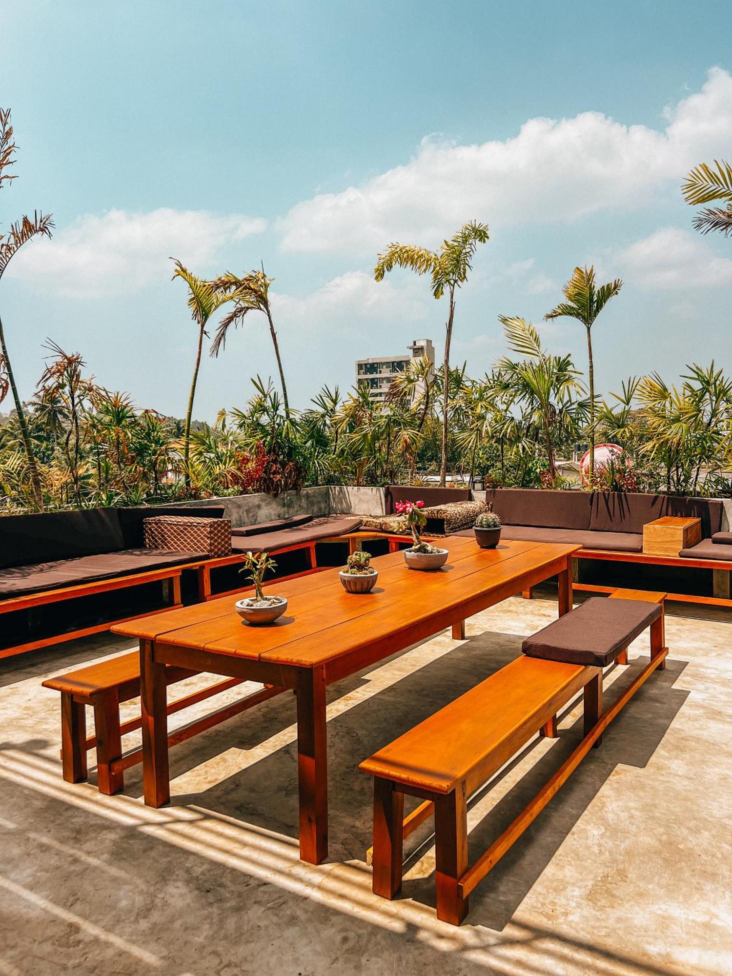 Yasis Surf Lodge Mirissa Buitenkant foto